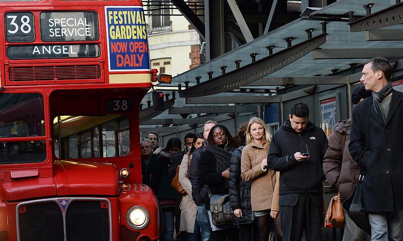 Vergitterte U-Bahnhöfe, Schlangestehen für den Bus, überfüllte Gehsteige: Weil die U-Bahn in London streikt, steht die Themse-Metropole Kopf. Die Bilder.