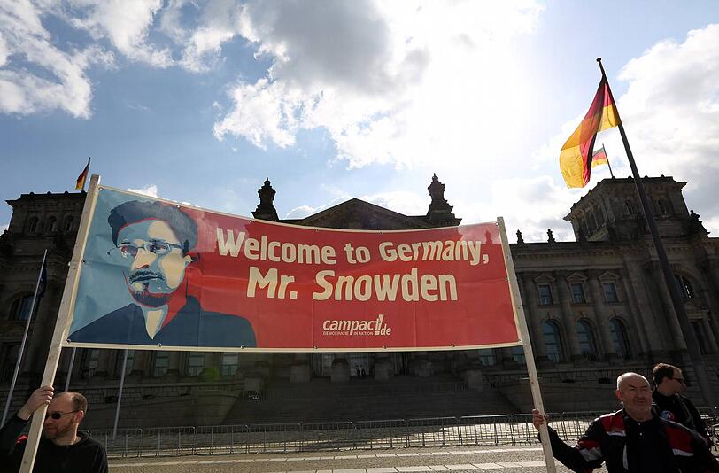 Edward Snowden nach Deutschland? Aber ja, finden diese Demonstranten, die sich am Donnerstag vor dem Bundestag versammelt haben.