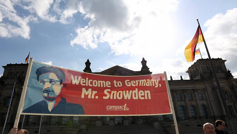 Edward Snowden nach Deutschland? Aber ja, finden diese Demonstranten, die sich am Donnerstag vor dem Bundestag versammelt haben. Edward Snowden nach Deutschland? Aber ja, finden diese Demonstranten, die sich am Donnerstag vor dem Bundestag versammelt haben.