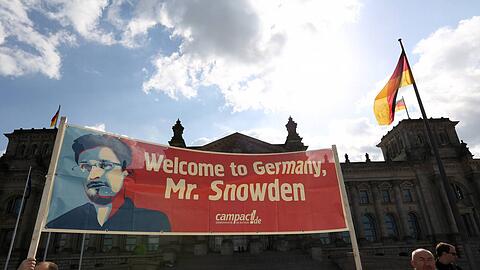 Edward Snowden nach Deutschland? Aber ja, finden diese Demonstranten, die sich am Donnerstag vor dem Bundestag versammelt haben.