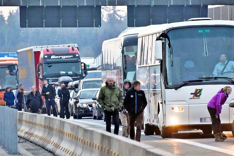 Bilder vom Unfall auf der A 99 bei Ottobrunn.