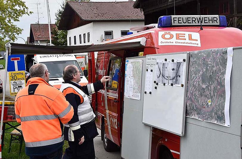 Bilder vom Großeinsatz in Mariaposching an der Donau. Am Dienstag ist hier eine Fähre gesunken &ndash; die Bergungsarbeiten sind aufwendig.