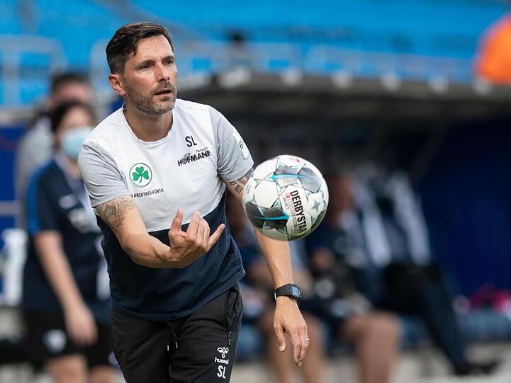 Fürths Trainer Stefan Leitl wirft den Ball zurück ins Spiel. Foto: Bernd Thissen/dpa/Archivbild