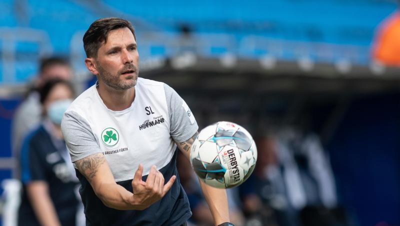 Fürths Trainer Stefan Leitl wirft den Ball zurück ins Spiel. Foto: Bernd Thissen/dpa/Archivbild Fürths Trainer Stefan Leitl wirft den Ball zurück ins Spiel. Foto: Bernd Thissen/dpa/Archivbild