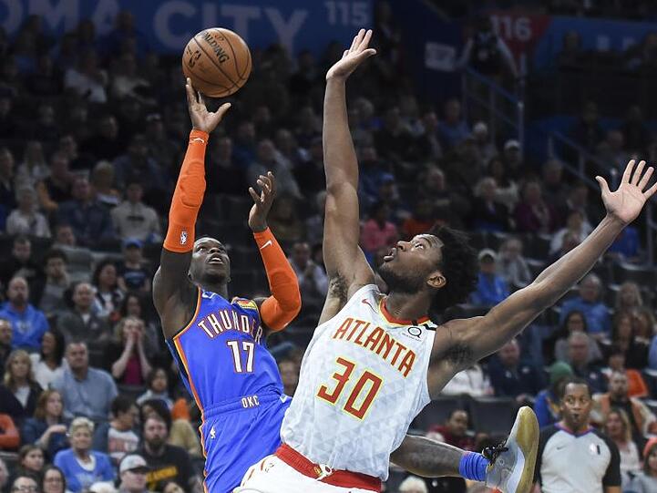 Dennis Schröder (l) gewann mit Oklahoma City Thunder zum vierten Mal in Folge.