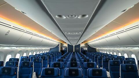 Blick in den Lufthansa Dreamliner vom Typ Boeing 787-9 mit dem Namen "Berlin".