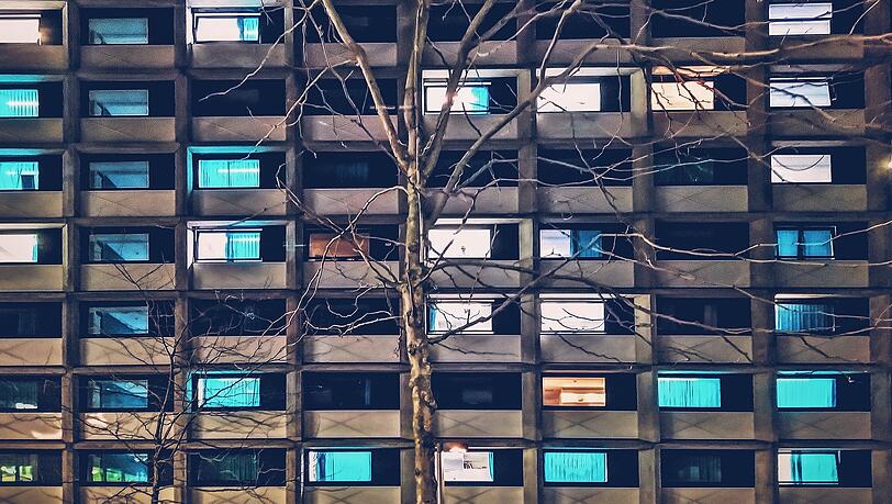 Immer mehr Lichter aus: Die Studentestadt München muss jahrelang saniert werden. Die Wohnungen werden spürbar fehlen, sagen Immobilien-Experten.