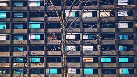 Immer mehr Lichter aus: Die Studentestadt München muss jahrelang saniert werden. Die Wohnungen werden spürbar fehlen, sagen Immobilien-Experten.