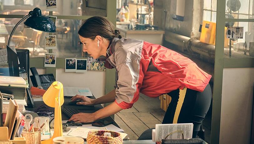 "Tatort: Sashimi Spezial": Johanna Stern (Lisa Bitter, Foto) und Lena Odenthal (Ulrike Folkerts) ermitteln teils Undercover nach dem Tod eines Fahrradkuriers.