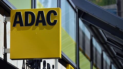 Der ADAC S&uuml;dbayern wirbt angesichts gestiegener Unfallzahlen mit jungen Fahrern f&uuml;r Fahrtraining. (Symbolbild)