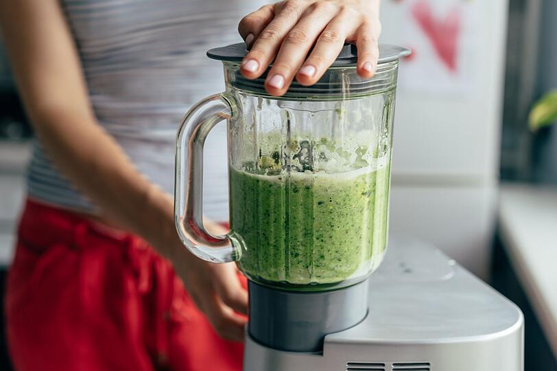 Die weiße Schicht der Wassermelonenschale muss nicht entsorgt werden: Mit ihrem milden, leicht gurkenähnlichen Geschmack eignet sie sich perfekt für Smoothies. Kombinieren Sie 150 Gramm gewürfelte Wassermelonen-Schale mit einer halben Gurke, dem Saft einer Limette, einigen Minzblättern und 200 Millilitern Wasser oder Kokoswasser und pürieren Sie anschließend alles cremig. Das Ergebnis: ein erfrischender Drink mit extra Ballaststoffen. Die weiße Schicht der Wassermelonenschale muss nicht entsorgt werden: Mit ihrem milden, leicht gurkenähnlichen Geschmack eignet sie sich perfekt für Smoothies. Kombinieren Sie 150 Gramm gewürfelte Wassermelonen-Schale mit einer halben Gurke, dem Saft einer Limette, einigen Minzblättern und 200 Millilitern Wasser oder Kokoswasser und pürieren Sie anschließend alles cremig. Das Ergebnis: ein erfrischender Drink mit extra Ballaststoffen.