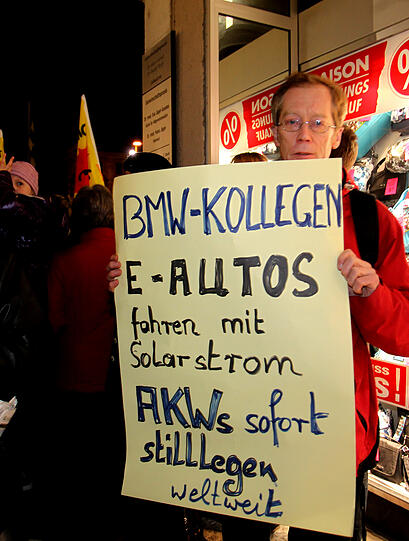 Schaltet die Atommeiler ab: 3000 Münchner versammelten sich am Stachus zur "Mahnwache Energiewende".