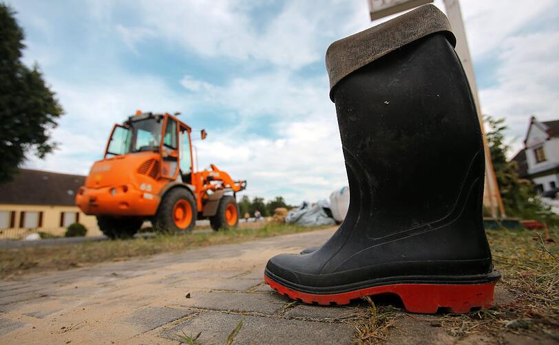 Ein Paar Gummistiefel steht am 13.06.2013 in Schönfeld (Sachsen-Anhalt) am Sandsackdamm gegen das Elbhochwasser.