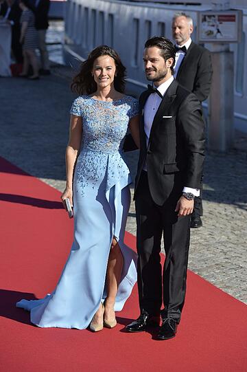 Mit ihrer blauen Robe löste Sofia an ihrem Polterabend Begeisterungsstürme aus.