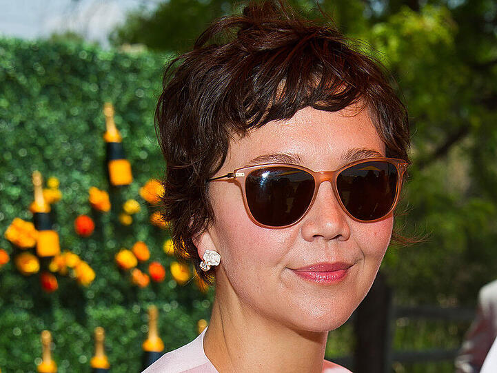 Verspielter Kurzhaarschnitt: Maggie Gyllenhaal trägt ihre dunklen Haare locker in die Stirn gekämmt