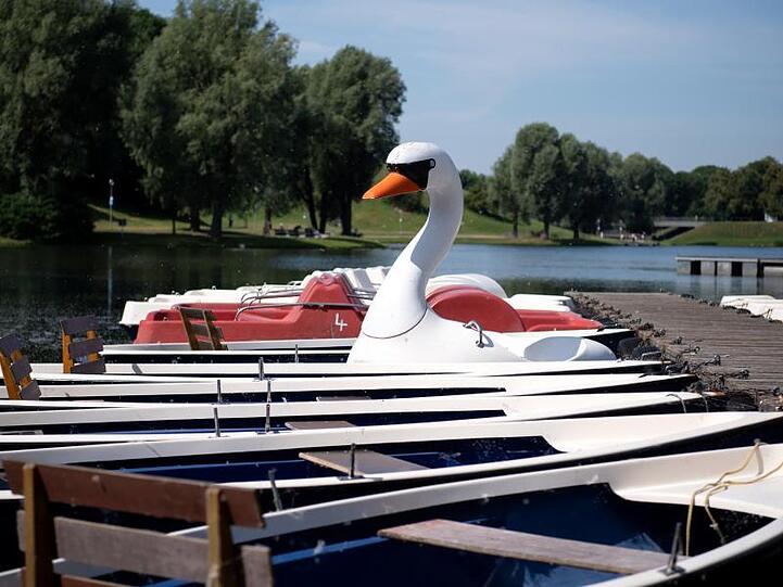 Tret- und Ruderboote im Münchener Olympiapark: Am Wasser ist es zumindest ein paar Grad kühler als in der Stadt.