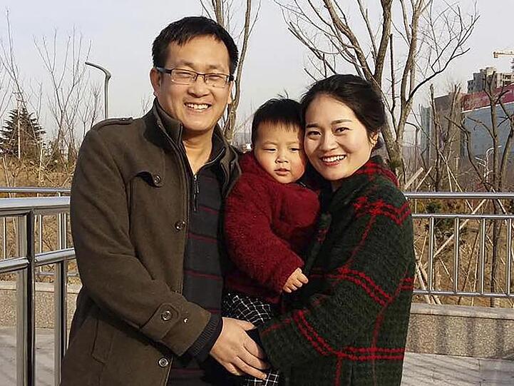 Das 2015 veröffentlichte Foto zeigt Wang Quanzhang und seine Frau Li Wenzu mit ihrem Sohn.
