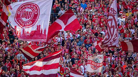In der Bayern-Fankurve wird es wieder voller.