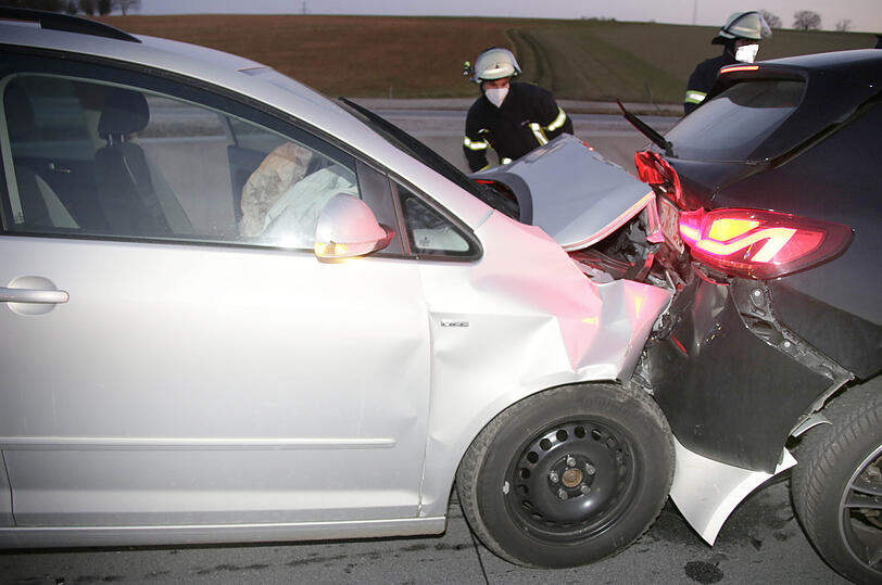 Die Feuerwehr Dorfen und die Autobahnmeisterei Ampfing mussten die  Fahrbahn in Richtung München für etwa zwei  Stunden komplett sperren.