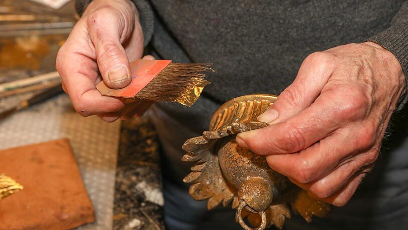 Blattvergolden ist eine alte Handwerkskunst, die Fingerspitzengefühl und eine ruhige Hand braucht. Blattvergolden ist eine alte Handwerkskunst, die Fingerspitzengefühl und eine ruhige Hand braucht.