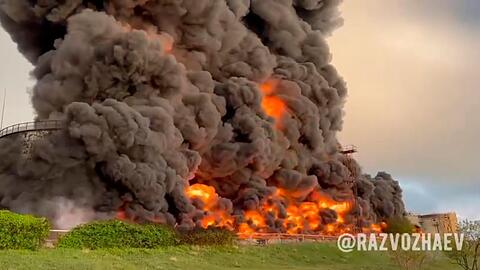 Rauch und Flammen steigen aus einem brennenden Treibstofftank in Sewastopol auf der von Russland seit 2014 annektierten Halbinsel Krim auf.