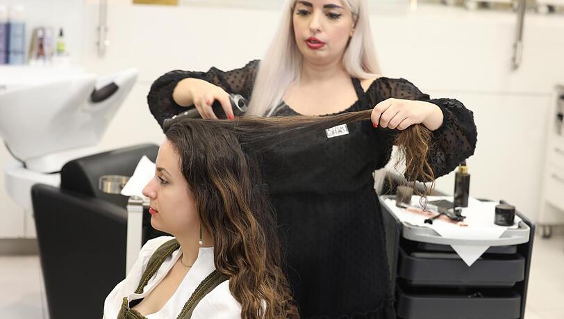 Wachs und Öl vor dem Flechten in die Haare einarbeiten, um unerwünschte fliegende Härchen zu vermeiden.