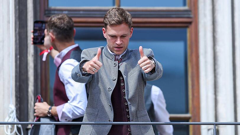 "Wenn man sieht, wie wir in dieser Saison Fußball gespielt haben, hätte ich schon Bock, Teil dieser Mannschaft zu sein": Joshua Kimmich hat die Meister-Euphorie erwischt. "Wenn man sieht, wie wir in dieser Saison Fußball gespielt haben, hätte ich schon Bock, Teil dieser Mannschaft zu sein": Joshua Kimmich hat die Meister-Euphorie erwischt.