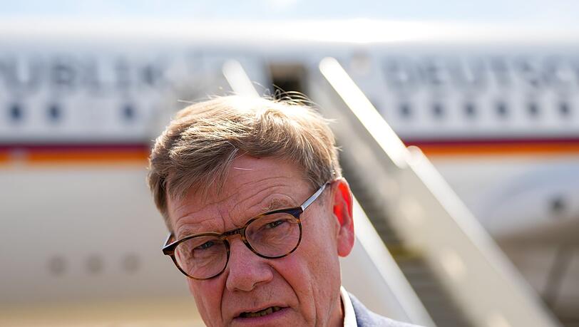 Vor dem Gespräch des ukrainischen Präsidenten Wolodymyr Selenskyj mit US-Präsident Donald Trump äußerte sich Außenminister Johann Wadephul im Podcast "Table.Today" skeptisch zu einer Entsendung deutscher Soldaten in die Ukraine.