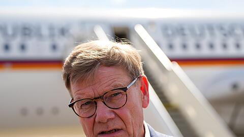 Vor dem Gespräch des ukrainischen Präsidenten Wolodymyr Selenskyj mit US-Präsident Donald Trump äußerte sich Außenminister Johann Wadephul im Podcast "Table.Today" skeptisch zu einer Entsendung deutscher Soldaten in die Ukraine.