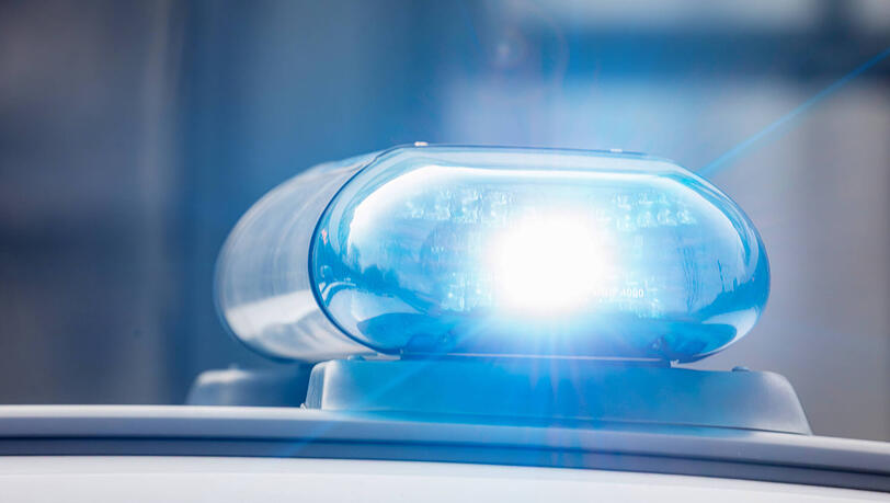 Die Münchner Polizei fanndet nach zwei Männern, die eine Rentnerin im Lehel an deren Wohnungstüre überfallen haben. (Symbolbild)