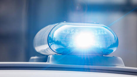 Die M&uuml;nchner Polizei fanndet nach zwei M&auml;nnern, die eine Rentnerin im Lehel an deren Wohnungst&uuml;re &uuml;berfallen haben. (Symbolbild)