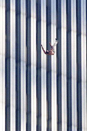 Verzweifelte Menschen stürzen sich aus den Fenstern des World Trade Centers. Der Fluchtweg nach unten war ihnen durch die Feuerhölle und die extremen Temperaturen versperrt.