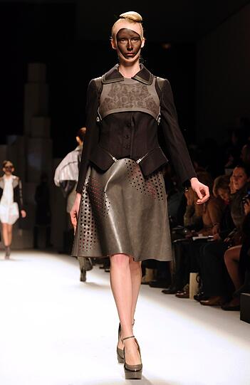 Bei der Fashion Week in Paris geht der Trend vieler Designer immer mehr zu wenig Stoff und viel Haut. Beispiele gefällig? Die Bilder vom Laufsteg.