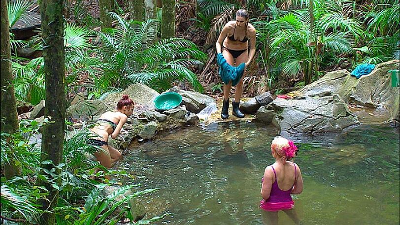 Insgesamt erspielen Fiona und Claudelle drei Sterne. Zurück im Camp ist Fiona frustriert, dass sie nur drei Sterne geholt haben. Fiona: &bdquo;Ich musste Fragen beantworten, die echt nicht mein Baujahr waren. Ich musste z.B. sagen, wie alt Inge Meysel wurde und das konnte ich nicht. Daher haben wir nur drei Sterne geholt. Über Inge Meysel und auch Al Pacino wusste ich nichts.&ldquo; Und weiter: &bdquo;Hätte ich mit Claudelle getauscht, dann wären wir ein Dream Team geworden und hätten mehr Sterne geholt.&ldquo; Doch die anderen Stars sind gnädig und finden drei Sterne okay.