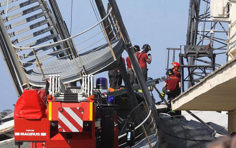 Der zusammenprall der "Jolly Nero" mit dem 54 Meter hohen Kontrollturm riss mindestens sieben Menschen in den Tod. Drei Hafenmitarbeiter werden noch vermisst.
