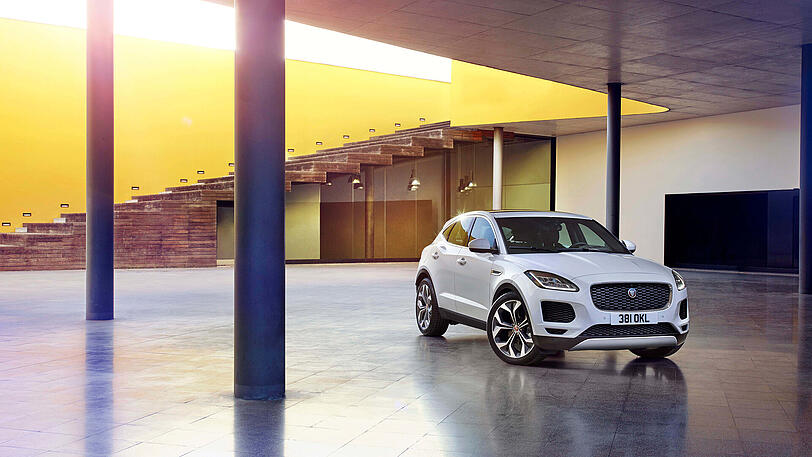Luxus, Leistung und SUV stehen in den IAA-Messehallen auch in Form des neuen Jaguar E-Pace.