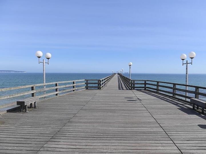 Nahezu menschenleer war zeitweilig die Seebrücke des bei Touristen eigentlich so beliebten Ostseebad Binz auf der Insel Rügen.