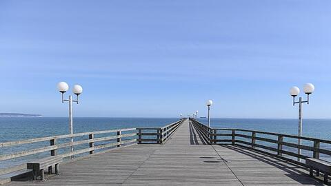 Nahezu menschenleer war zeitweilig die Seebrücke des bei Touristen eigentlich so beliebten Ostseebad Binz auf der Insel Rügen.