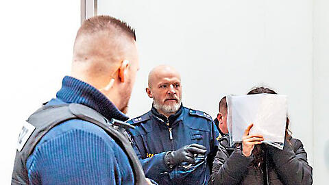 Die Angeklagte kommt zum Mordprozess .