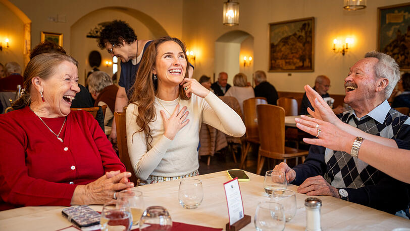 Prinzessin Sophie von Bayern beim gemeinsamen Mittagessen mit Senioren in den Pfälzer Weinstuben Prinzessin Sophie von Bayern beim gemeinsamen Mittagessen mit Senioren in den Pfälzer Weinstuben
