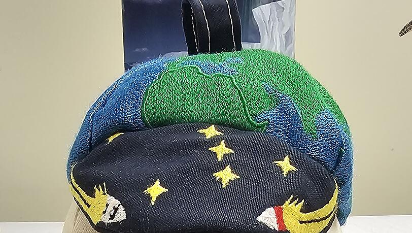 Das Schwerelosigkeits-Maskottchen "Rise" begleitet die Mission "Artemis 2".