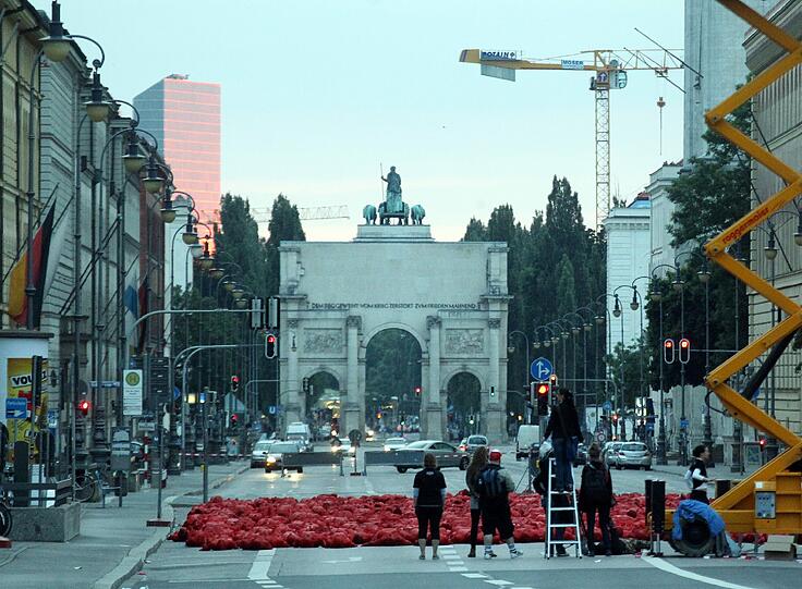 Star-Fotograf Spencer Tunick lässt zur Eröffnung der Opernfestspiele für seine Installation hunderte bunt angemalte Menschen durch München laufen. Das Highlight: Die rot-goldenen Teilnehmer stellen sich an Münchner Monumenten entlang der Ludwigstraße auf. Hier gibts die Bilder!