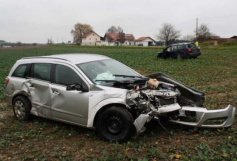 Auf einer Kreuzung prallten ein Opel Astra und ein VW Passat zusammen. Die Bilder.