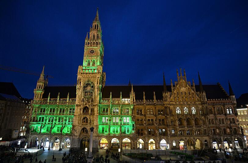 Am St. Patrick's Day leuchtete das Neue Rathaus am Marienplatz in Grün.