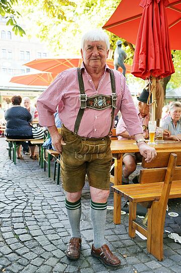 &bdquo;So wie früher&ldquo; Rentner Erwin Maier (84): &bdquo;Ich wünsche mir, dass es wieder so ist, wie es früher war. Ich mag keine narrische Musik und das auf den Bänken herumhüpfen nervt. Außerdem passen mir die ewigen Reservierungen nicht. Es sollte sich jeder so hinsetzen können, wie er das möchte.&ldquo;