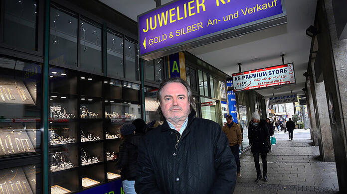 Thomas Käfer vor seinem Juweliergeschäft in der Bayerstraße.