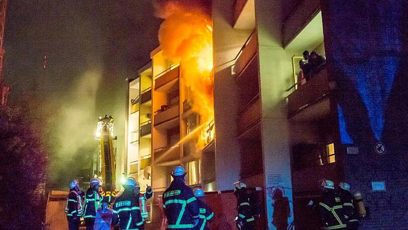 Bei dem Brand in der Flüchtlingsunterkunft sind fünf Bewohner verletzt worden.