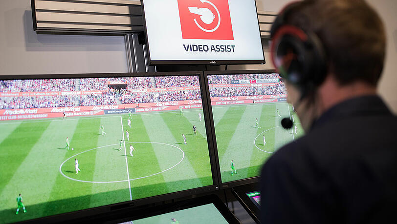Beim Videoassistenten in der Bundesliga gab es bereits am ersten Spieltag technische Probleme. Beim Videoassistenten in der Bundesliga gab es bereits am ersten Spieltag technische Probleme.
