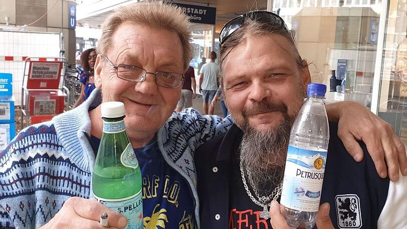 Klaus (l.) und Frank stoßen mit Mineralwasser an.
