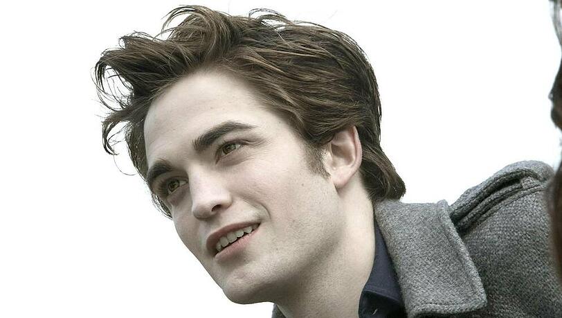 Robert Pattinson spielt in der Verfilmung der "Twilight"-Saga den Vampir Edward Cullen. Robert Pattinson spielt in der Verfilmung der "Twilight"-Saga den Vampir Edward Cullen.